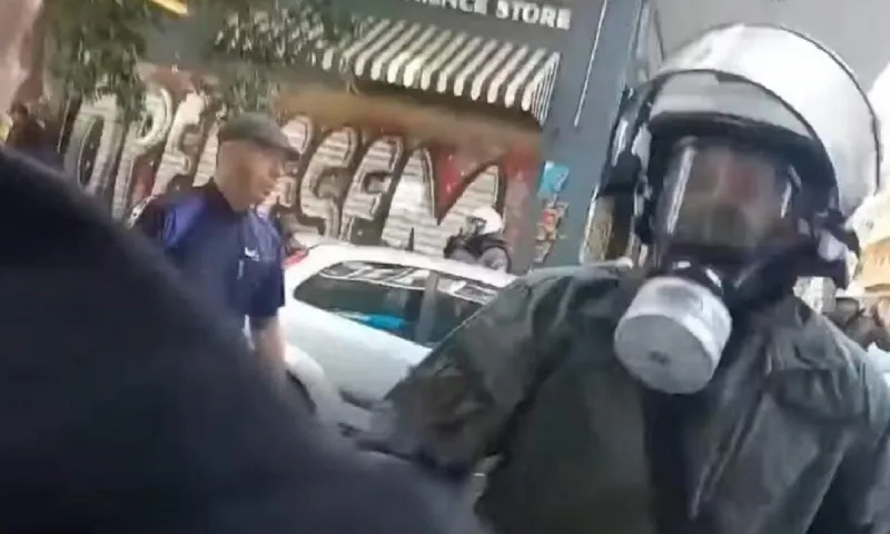 Απρόκλητη επίθεση άνδρα των ΜΑΤ - Έσπασε μέχρι και τζαμαρία από μαγαζί (video)