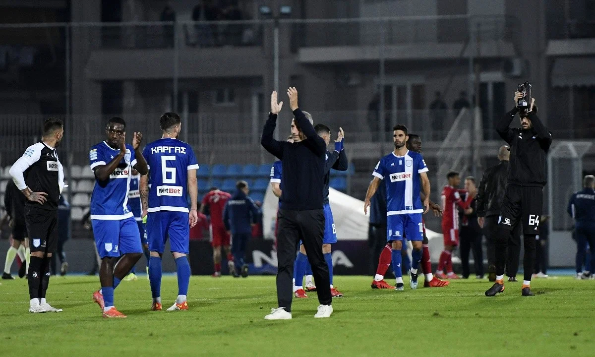 Ο Μεταξάς και οι παίκτες του στο ΠΑΣ Γιάννινα - Ολυμπιακός