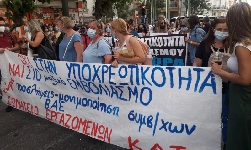 Υγειονομικοί: Μαύρες μπλούζες και φιμωμένα στόματα μπροστά στη Βουλή στη μεγάλη συγκέντρωση