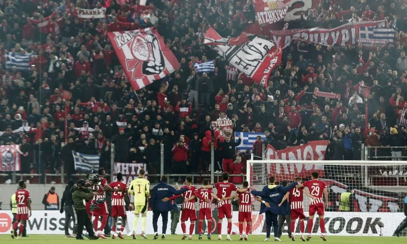 Ολυμπιακός: «Κάηκε» το Καραϊσκάκη από τους πανηγυρισμούς (vid)