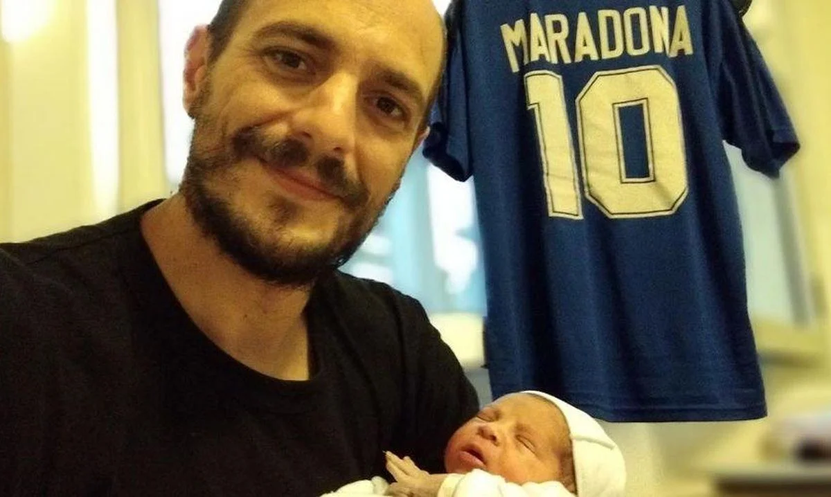 Έβαλε τη γυναίκα του εσπευσμένα στο μαιευτήριο για να γεννήσει τον γιο του. προκειμένου να έρθει τη μέρα του θανάτου του Ντιέγκο Μαραντόνα!