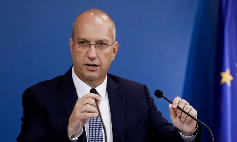 Τραβάει το σκοινί η κυβέρνηση: Aνοιχτό να επεκταθεί ο υποχρεωτικός εμβολιασμός και σε άλλους, είπε ο Οικονόμου!
