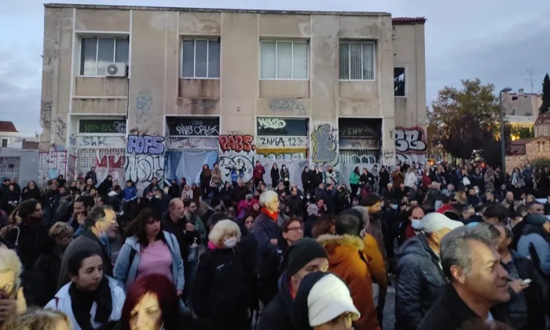 Υγειονομικοί: Μεγάλη συγκέντρωση στο Θησείο κατά της υποχρεωτικότητας (vid)