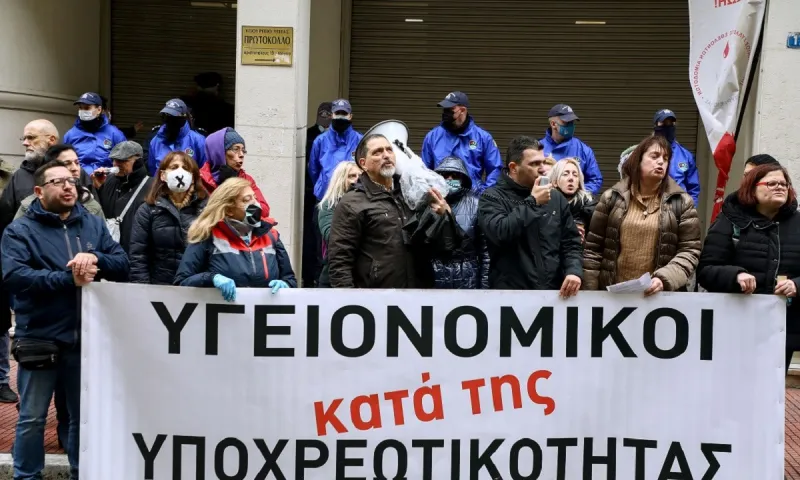 Πορεία διαμαρτυρίας υγειονομικών κατά της υποχρεωτικότητας υπό βροχή στο Υπουργείο Υγείας