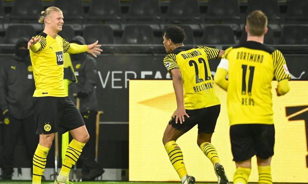 Bundesliga: Η εξαιρετική Ντόρτμουντ επικράτησε με 5-1 της Φράιμπουργκ και μείωσε στους τρεις βαθμούς την απόσταση από τη Μπάγερν Μονάχου.