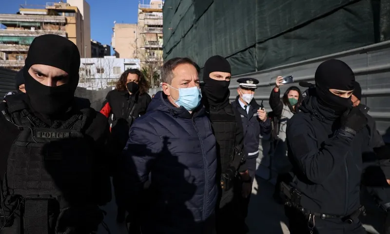 Δημήτρης Λιγνάδης: Με χειροπέδες πισθάγκωνα στο δικαστήριο - «Αλήτη» φώναζαν οι συγκεντρωμένοι - Αναβολή για 25/2