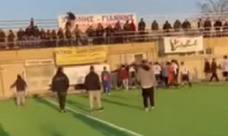 Θεσσαλονίκη: Δεν θα βάλουν ποτέ μυαλό - Εισβολή χούλιγκαν και ξυλοδαρμός ποδοσφαιριστών σε αγώνα τοπικού
