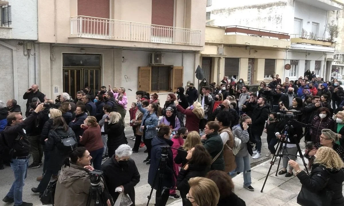 Προσευχή για να φωτιστεί το σκότος της κατηγορούμενης μήπως μετανοήσει. Αυτό είναι το σωστό. Ζούμε σε μια Ορθόδοξη χώρα και όχι στο Ισλάμ για να παίρνουμε τον «νόμο» στα χέρια μας.