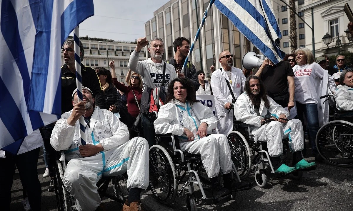 Αποφασισμένοι να συνεχίσουν τον αγώνα τους είναι οι οι πέντε υγειονομικοί, που έχουν τεθεί σε αναστολή εργασίας.
