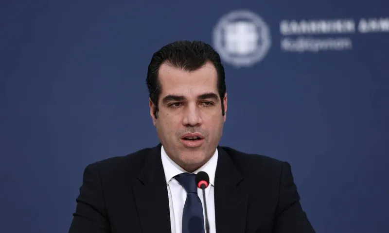 Θάνος Πλεύρης: «Παγώνει» (άλλα δεν καταργεί) τη χρήση μάσκας μέχρι το τέλος της τουριστικής σεζόν