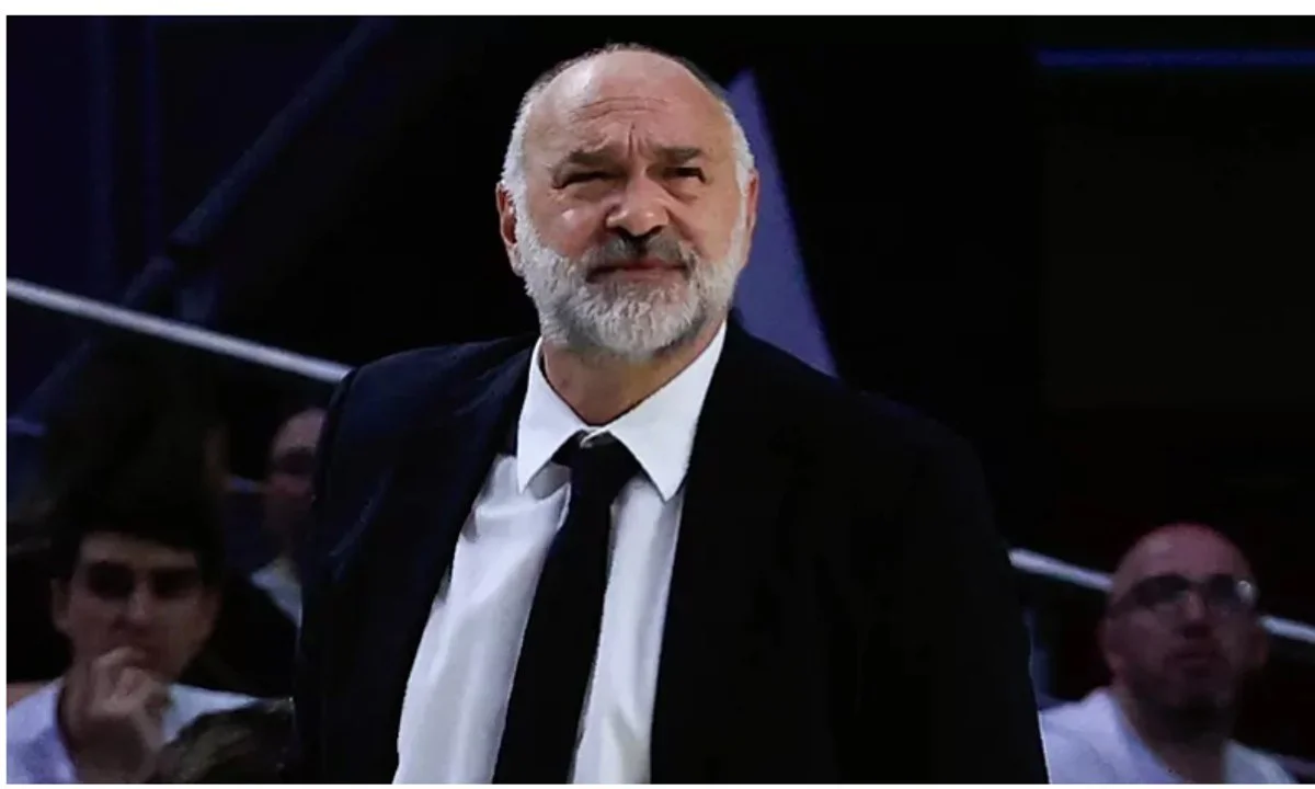 Σύμφωνα με ανακοίνωση της Ρεάλ Μαδρίτης ο προπονητής της ομάδας Πάμπλο Λάσο υπέστη έμφραγμα του μυοκαρδίου και νοσηλεύεται σε νοσοκομείο.