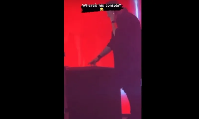 MAD VMA 2022: Ο DJ Valentino παίζει σε ανύπαρκτη κονσόλα και γίνεται viral στο Twitter!