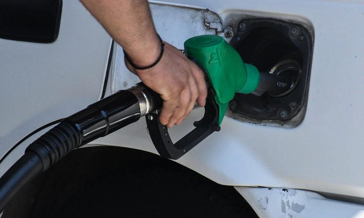 Την ώρα που παρατηρούνται νέες αυξήσεις φωτιά στο ρεύμα, το επίδομα Fuel Pass 2 δίνει μια μικρή «ανάσα» στους οδηγούς.