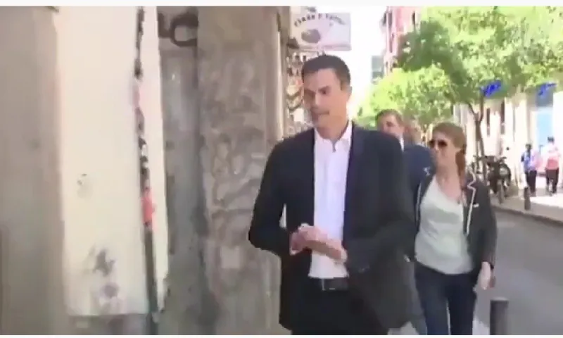 Ισπανία: Ο Ισπανός πρωθυπουργός σκούπισε τα χέρια του μετά από χειραψία με μαύρη γυναίκα