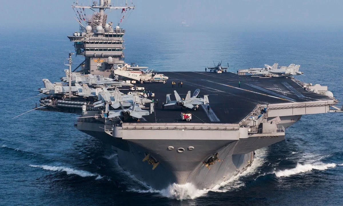 Αμερικανικό μαχητικό F/A-18 Super Hornet παρασύρθηκε από το κατάστρωμα αεροπλανοφόρου και έπεσε στη θάλασσα!