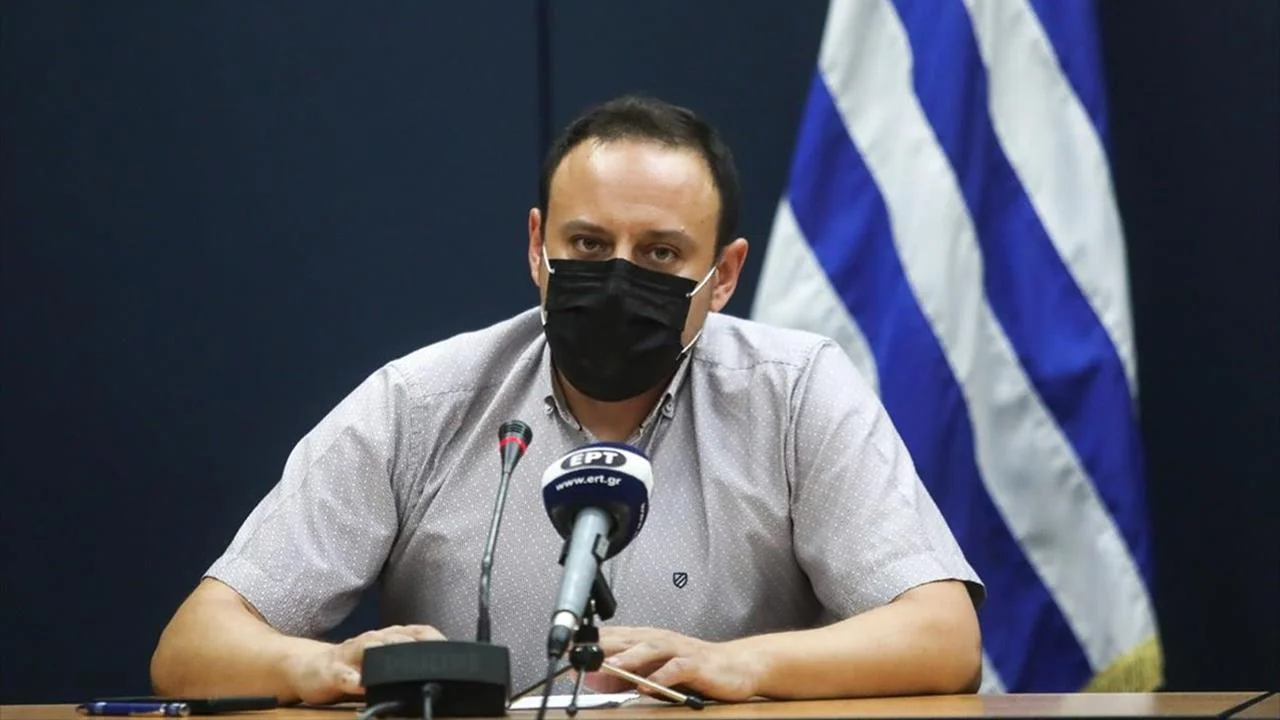 Νέα εμβόλιο κάθε χρόνο και άγνωστο αριθμό δόσεων, η νέα «κανονικότητα» που παρουσίασε ο καθηγητής Γκίκας Μαγιορκίνης.