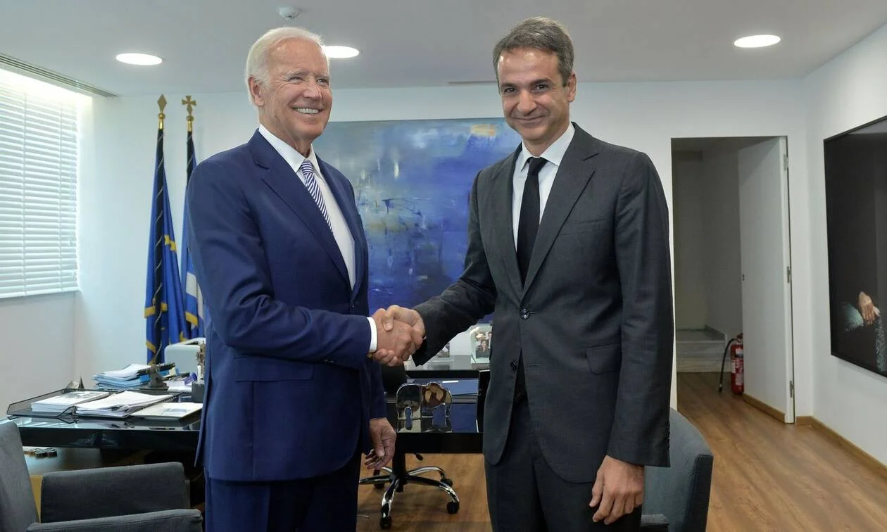 Την ώρα που στην Ελλάδα συντηρείται το κλίμα υγειονομικού αυταρχισμού, ο Τζο Μπάιντεν δήλωσε πως η πανδημία έλαβε «τέλος».