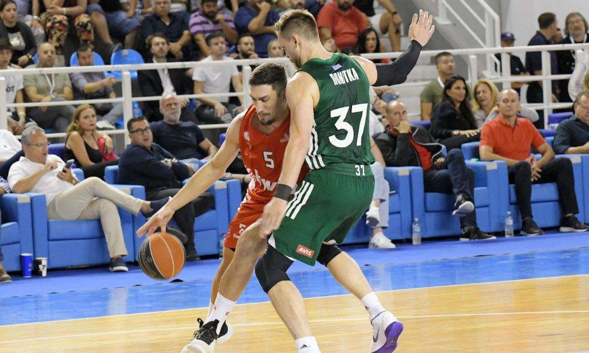 Τι έπρεπε να κάνει ο Γιαννούλης Λαρεντζάκης στην τελευταία επίθεση του Ολυμπιακού κόντρα στον Παναθηναϊκό; Ο κόσμος δεν το πήρε καλά.