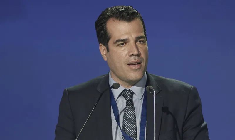 Θάνος Πλεύρης: Τα έκανε «θάλασσα» σε «στρίμωγμα» δημοσιογράφου για το αφήγημα πως με το εμβόλιο «δεν πεθαίνεις» από Covid