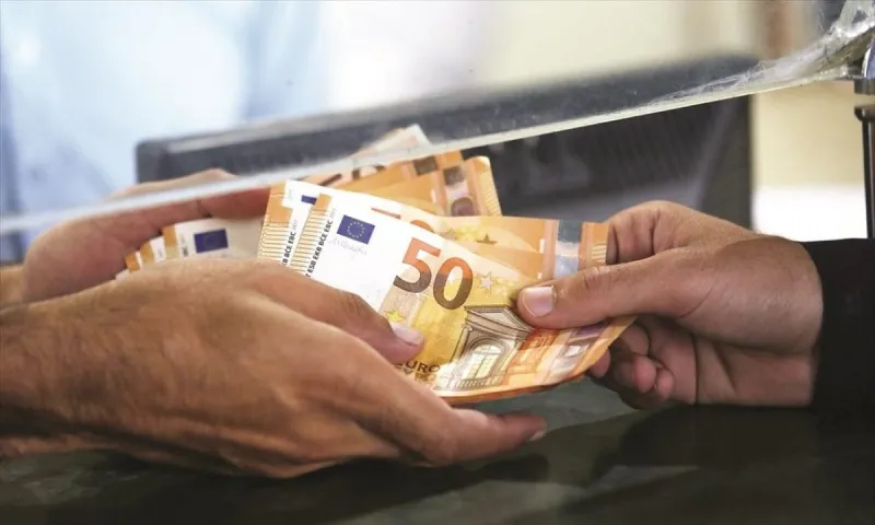 Επίδομα ακρίβειας: Πριν τα Χριστούγεννα η καταβολή του – Ποιοι θα λάβουν βοήθημα 250 ευρώ