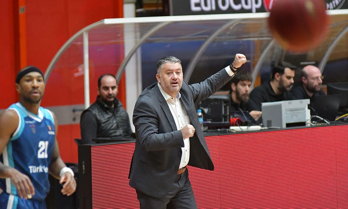 Ο Προμηθέας ηττήθηκε (83-98) στην Πάτρα από την Τουρκ Τέλεκομ αλλά ο Μάκης Γιατράς συγκλόνισε με την επισημοποίηση της αποχώρησής του από την ομάδα.