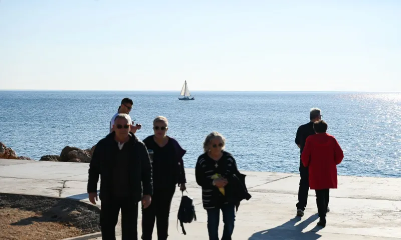 Καιρός: Καλά κρατεί το καλοκαιρινό σκηνικό - Ηλιόλουστη και η Τρίτη (27/12)