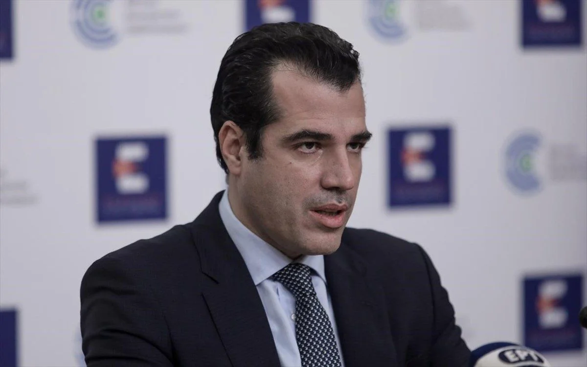 Την ώρα που τα καταρρέοντα νοσοκομεία γεμίζουν με ράντζα και «φρακάρουν» από ιογενείς λοιμώξεις, ο Θ. Πλεύρης κάνει επιθεωρήσεις με προεκλογική χροιά.