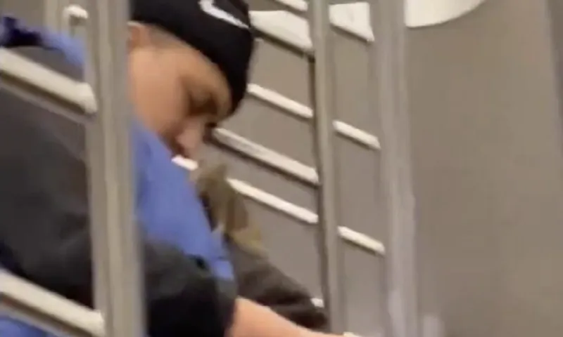 Viral: Ποντίκι περπάτησε πάνω σε άνδρα στο μετρό! (vid)