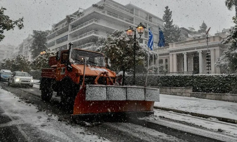 Νοσοκομεία αποκλεισμένα στα χιόνια: Υγειονομικοί δουλεύουν τριπλοβάρδιες για να καλύψουν την ανεπάρκεια της Πολιτείας