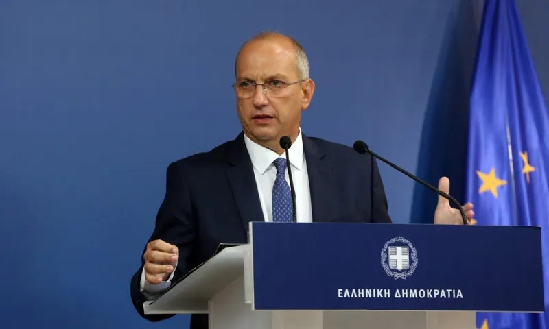 Γιάννης Οικονόμου: Οι καλλιτέχνες που αντιδρούν στην υποβάθμιση των πτυχίων τους «δεν κατάλαβαν καλά» ή είναι χειραγωγούμενοι