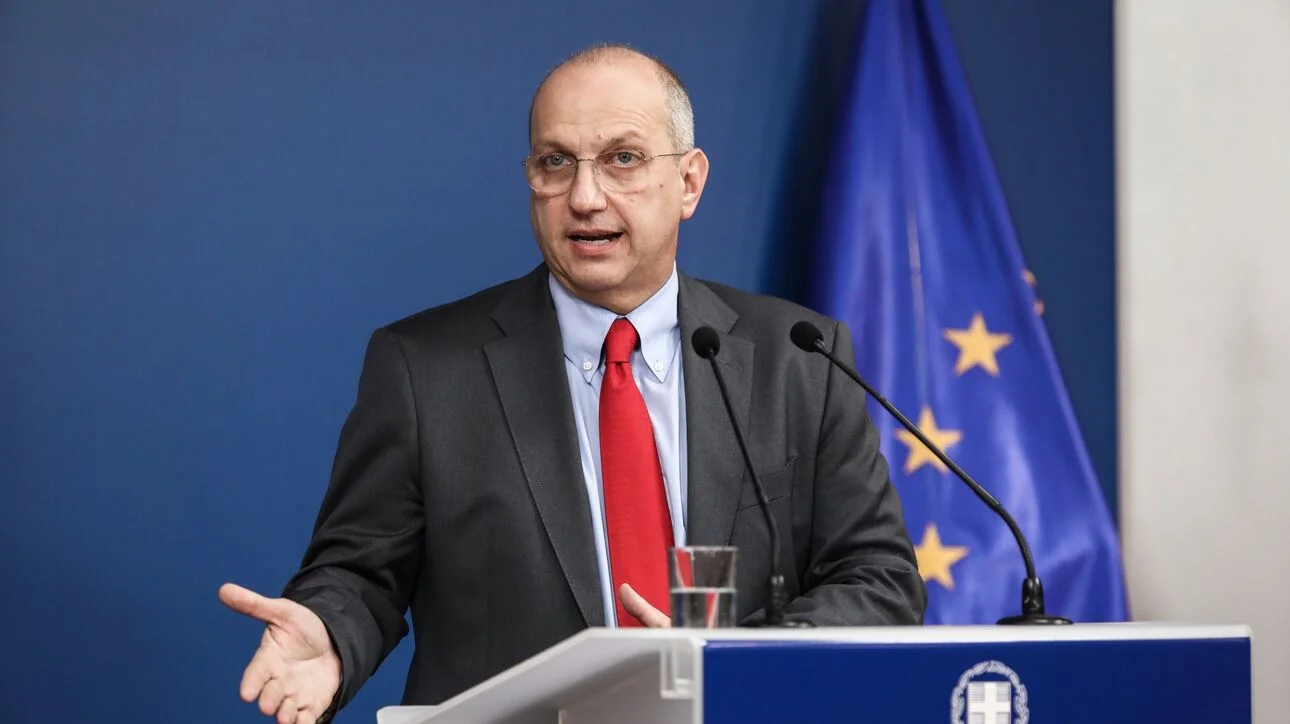 Ενώ τα μεγαλύτερα διεθνή μέσα ασχολούνται με την ισραηλινή εταιρεία που χειραγωγεί εκλογές, ο Γιάννης Οικονόμου τα χαρακτήρισε όλα ως «σενάρια για ταινίες».