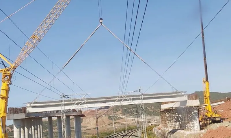 Τσιμεντένια γέφυρα κρέμονταν με ιμάντες πάνω από τις ράγες - Εικόνα που σοκάρει
