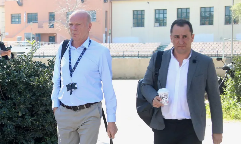 Super League 1: Σε εξέλιξη η συνάντηση των ομάδων με τον Μπένετ - Έφτασαν όλοι, ξεκίνησε η συζήτηση! (pics)