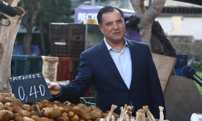 Άδωνις Γεωργιάδης: Πήγε να κάνει φιέστα σε λαϊκή και άκουσε τα εξ’ αμάξης - «Με πόσα περνάτε εσείς κύριε υπουργέ;» (vid)