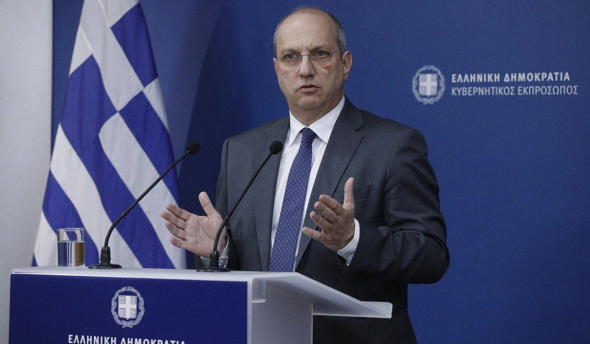 Να συμμαζέψει το ασυμμάζευτο βίντεο της ντροπής προσπαθεί ο Γιάννης Οικονόμου - Πρώτα μίλησε για «συκοφαντία», τώρα για «προσωπική στιγμή».