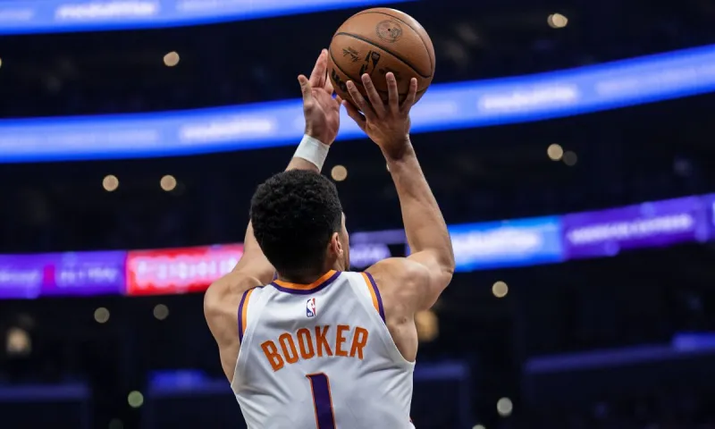 NBA αποτελέσματα: Προβάδισμα για Σανς με «45άρα» Μπούκερ, μείωσαν με σούπερ Κάρι οι Γουόριορς