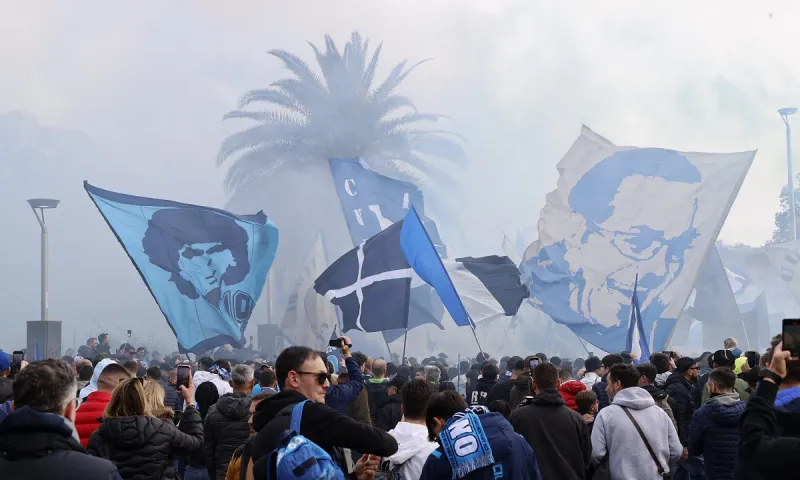 Νάπολι: Απίστευτο - «Καμπανάκι» για φωτοβολίδες στον Βεζούβιο από οπαδούς της στη φιέστα