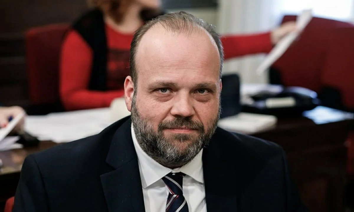 «Χρησιμοποιεί πόρους που προορίζονται για τους ανέργους, προκειμένου να στηρίξει την καμπάνια της Ν.Δ.» - Τι καταγγέλλει η Ομοσπονδία Εργαζομένων του ΟΑΕΔ.