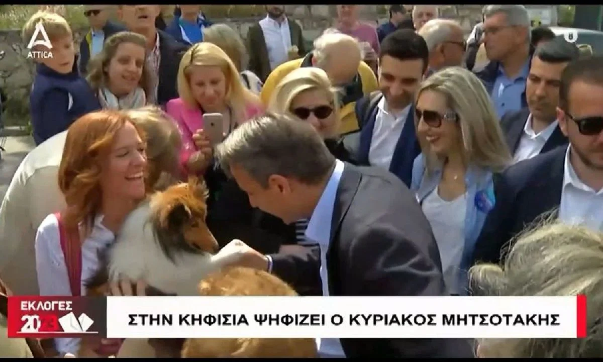 Εκλογές 2023: Ο Κυριάκος Μητσοτάκης άσκησε το εκλογικό του δικαίωμα στην Κηφισιά, όπου μπαίνοντας στο σχολείο, έκανε χειραψία με... σκύλο!