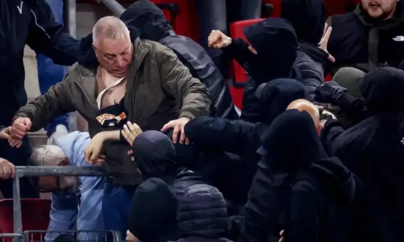Γουέστ Χαμ: Οπαδός της έφαγε ξύλο και επιβραβεύτηκε!
