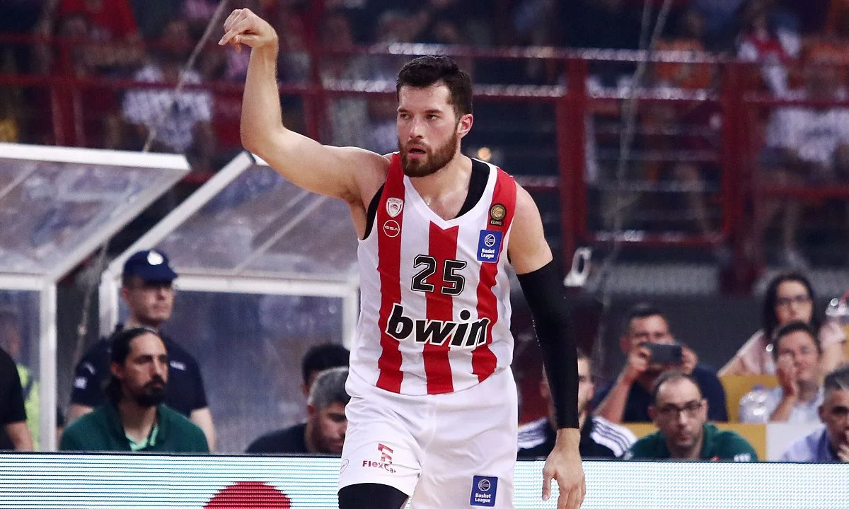 Ολυμπιακός - Παναθηναϊκός 75-52: Η ομάδα του Μπαρτζώκα ξέσπασε στο δεύτερο ημίχρονο απέναντι στον πολύ άστοχο Παναθηναϊκό κι έκανε το 2-1.