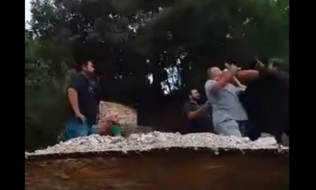 «Ξύλο» με πολίτες έπαιξε ο Αχιλλέας Μπέος - Χαστούκισε πλημμυροπαθή που του φώναζε
