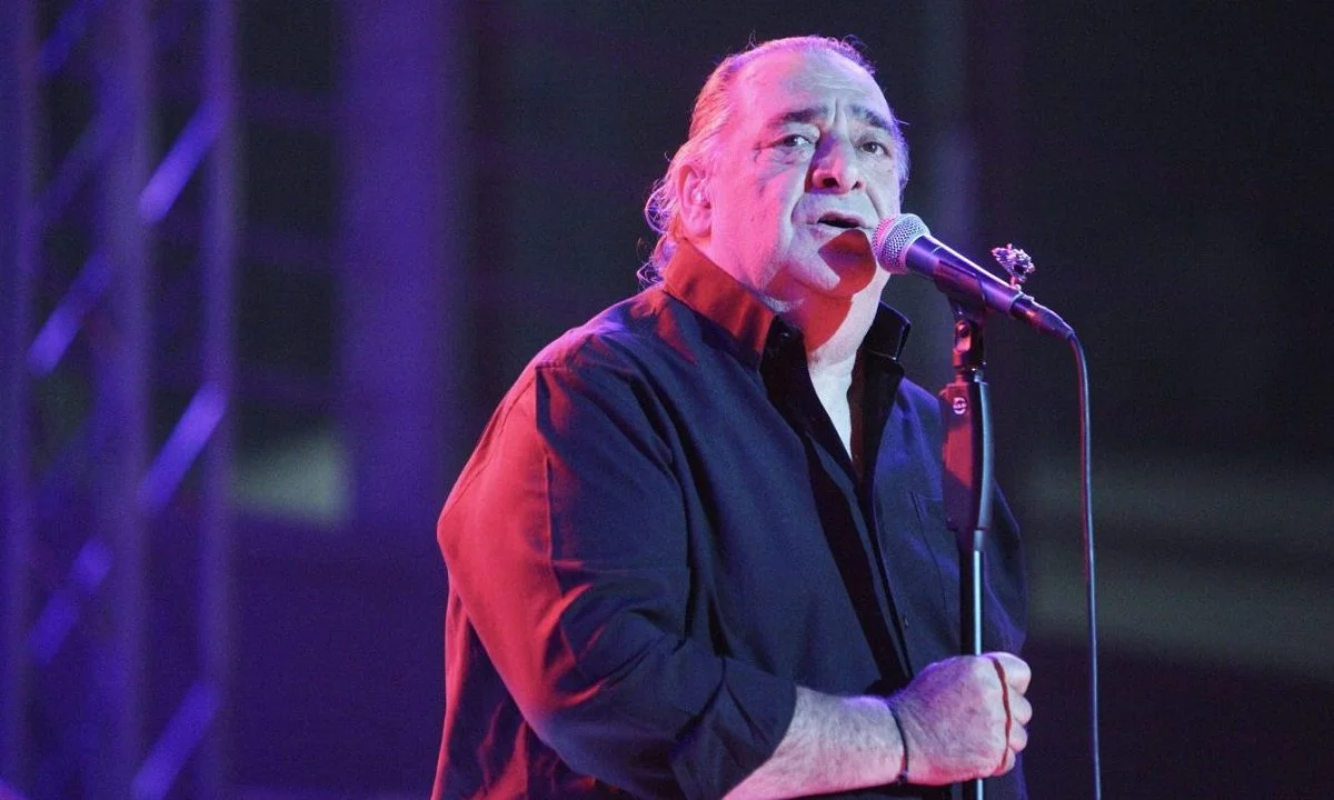 Μια μεγάλη έκπληξη στο τηλεοπτικό κοινό του Fame Story επεφύλασσε ο Βασίλης Καρράς το βράδυ της Παρασκευής (13/10)
