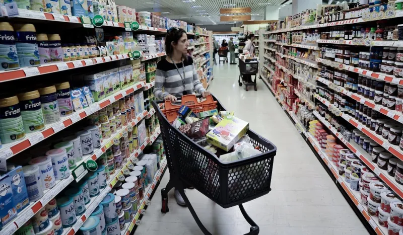 Ακρίβεια: Η κυβέρνηση πανηγυρίζει για τη μείωση του γενικού πληθωρισμού, ενώ ο πληθωρισμός τροφίμων καλπάζει – Σε απόγνωση τα νοικοκυριά