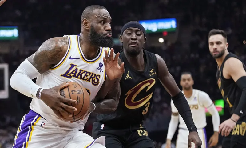 NBA αποτελέσματα: Άλωσαν το Κλίβελαντ οι Λέικερς με τρομερούς Λεμπρόν και Ντέιβις - Ο Εμπίντ νίκησε τον Χόλμγκρεν (vids)