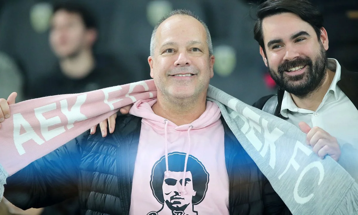 ΑΕΚτζής και Αρειανός μαζί στην ΟΠΑΠ Arena! - Οπαδός με κασκόλ ΑΕΚ και μπλούζα Γκάλη! Δείτε την χαρακτηριστική φωτογραφία.