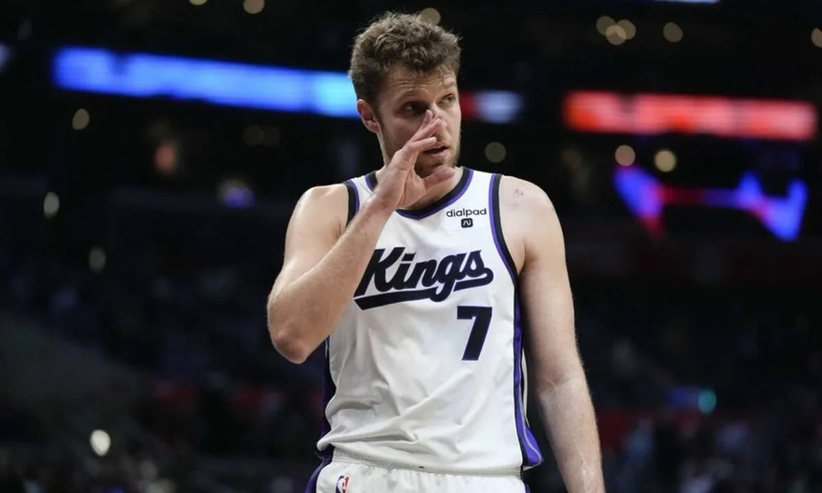 NBA: Για τρίτη φορά στη σεζόν ο Σάσα Βεζένκοφ δεν σηκώθηκε από τον πάγκο των Κινγκς και ο Μάικ Μπράουν έδωσε τη δική του απάντηση