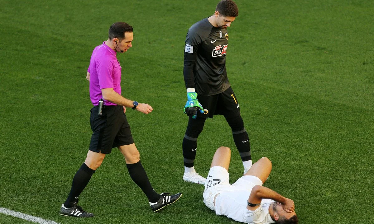 AEK - OΦΗ: Επιθετικό φάουλ ζήτησαν οι Κρητικοί πριν το πρώτο γκολ το 1-0. Καμία παράβαση. Δύσκολη η φάση του πέναλτι. Σωστός ο Φωτιάς.