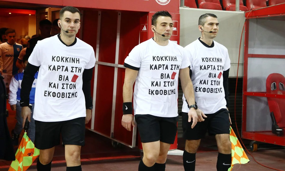 Διάλογο με το μέλος της ΠΑΕ Ολυμπιακός, Γιάννη Βρέντζο είχε ο διαιτητής Περράκης για το γκολ που εν τέλει μέτρησε στο ματς με ΠΑΣ Γιάννινα.