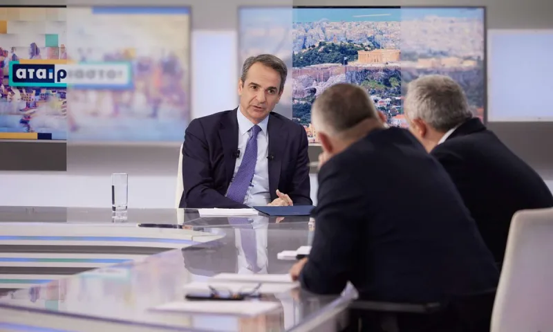 Εμπαιγμός από τον Μητσοτάκη για Τέμπη: Aρνήθηκε το μπάζωμα, είπε ότι «σκύβει το κεφάλι» στις οικογένειες και ζήτησε να «μάθει την αλήθεια»